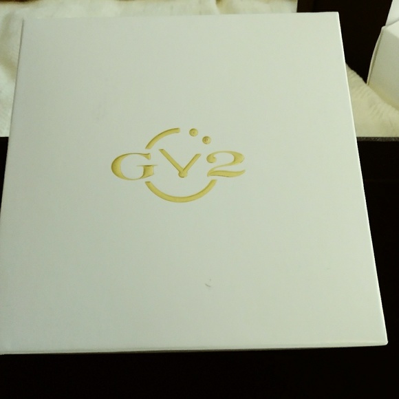 Nearly New GV2 Goldtone Watch - Picture 3 of 6